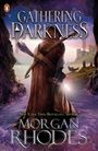 Text: "GATHERING DARKNESS" und "MORGAN RHODES." Darunter ein Krieger mit Bogen und Dolch, vor einer Burg und einem See.