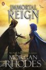 "IMMORTAL REIGN", "New York Times Bestselling author", "MORGAN RHODES". Zwei vermummte Gestalten stehen einander gegenüber.