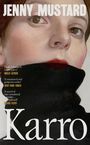 Aufschrift: "JENNY MUSTARD", "Karro". Nahaufnahme einer Person mit schwarzem Rollkragen, betonte Gesichtszüge.