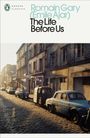 "Romain Gary (Emile Ajar), The Life Before Us." Eine sonnige Straße mit alten Autos und Gebäuden. Vintage-Stimmung.