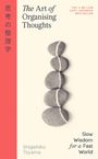 "The Art of Organising Thoughts" in eleganter Schrift, vertikaler japanischer Text links, fünf Kieselsteine in einer Reihe.