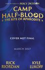 „CAMP HALF-BLOOD: THE RITE OF APHRODITE.“ Blitz auf blauem Hintergrund zeigt März 2027. Autoren: Rick Riordan, Kyle Lukoff.