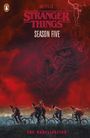 Oben steht "Stranger Things Season Five." Darunter fahren vier Personen auf Fahrrädern vor einem roten Himmel.