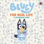 „Bluey, for real life, a colouring book.” Eine Illustration eines fröhlichen blauen Hundes hält Buntstifte.