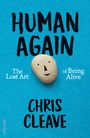 „HUMAN AGAIN“, „The Lost Art of Being Alive“, „CHRIS CLEAVE“. Ein Stein mit Gesicht auf blauem Hintergrund.