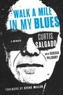Text: "Walk a Mile in My Blues: A Memoir, Curtis Salgado with Rebecca Pillsbury, Foreword by Steve Miller." 

Schwarz-weißes Porträt eines Mannes mit Sonnenbrille.