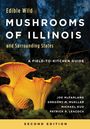 "Edible Wild Mushrooms of Illinois and Surrounding States. A Field-to-Kitchen Guide. Zweite Edition." Große gelbe Pilze im Wald.