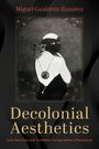 Text: "Miguel Gualdrón Ramírez. Decolonial Aesthetics: Latin American and Caribbean Cartographies of Resistance." 

Illustration: Eine vermummte Figur trägt ein Netz und hat ein Tier auf der Schulter.