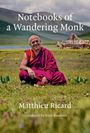 Text: "Notebooks of a Wandering Monk", "Matthieu Ricard", "Translated by Jesse Browner". Ein lächelnder Mönch sitzt in der Natur.