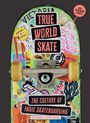 Bunte Skateboard-Oberseite, beklebt mit Aufklebern. Texte: "TRUE WORLD SKATE", "THE CULTURE OF INDIE SKATEBOARDING".