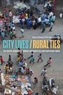 CITY LIVES / RURAL TIES. Eine Marktszene von oben mit vielen Menschen, Ständen und Motorrädern auf der Straße.