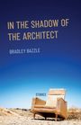 „IN THE SHADOW OF THE ARCHITECT, BRADLEY BAZZLE, STORIES.“ Ein Sessel steht auf staubigem Boden unter einem klaren Himmel.