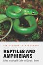 Text: "Field Guide to Wisconsin: Reptiles and Amphibians. Edited by Joshua M. Kapfer and Donald J. Brown." Eine grüne Schlange liegt auf Moos.