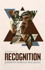 Text: "STORIES RECOGNITION JENNIFER MARITZA McCAULEY". 
Illustration: Überlappende Dreiecke mit Fotos einer Person.