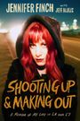 „JENNIFER FINCH with JEFF ALULIS“, „SHOOTING UP & MAKING OUT“, „A Memoir of My Life in LA and L7“. Frau mit rotem Haar in Nachtumgebung.