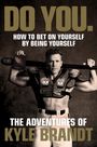 „DO YOU. HOW TO BET ON YOURSELF BY BEING YOURSELF. THE ADVENTURES OF KYLE BRANDT.“ Ein Mann in Sportausrüstung hält ein Mikrofon.