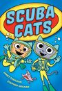 "SCUBA CATS" in großen Buchstaben. Zwei fröhliche Katzen in Taucheranzügen mit einem kleinen lila Fisch darunter.