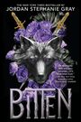 „THE NEW YORK TIMES BESTSELLER BY JORDAN STEPHANIE GRAY. BITTEN.“ Ein Wolfskopf mit lila Rosen und Dolchen verziert.