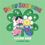 „DAISY SUNSHINE LUCKY DAY BY ROSIE PINK“. Illustration: Eine Fee und eine Blume umarmen sich vor einem Kleeblatt.
