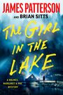 JAMES PATTERSON, BRIAN SITTS, The Girl in the Lake. A Holmes, Margaret & Poe Mystery. Waldszene mit Hütte und Person.