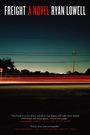 "FREIGHT A NOVEL RYAN LOWELL" oben. Zitate von Autoren Benjamin Percy und William Boyle unten. Nachthimmel mit roten Lichtstreifen.