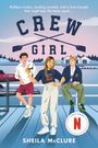 Text: "Ruthless rivalry, sizzling scandal, and a love triangle that might tear the team apart… CREW GIRL." Drei Jugendliche auf einem Steg.
