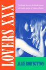 „Lovers XXX“ in Weiß auf Orange, Zitat von Lili Anolik, blaues Foto von zwei Frauen.