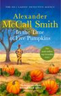 Buchtitel: "In the Time of Five Pumpkins" von Alexander McCall Smith. Gemälde: Kürbisse, Baum und Person in Landschaft.