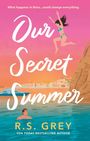 Buchtitel "Our Secret Summer", Frau springt ins Meer, Mann schwimmt, Küstenlandschaft mit Yachten im Hintergrund.