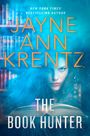 Text: "NEW YORK TIMES BESTSELLING AUTHOR JAYNE ANN KRENTZ THE BOOK HUNTER". Eine Frau schaut durch blauen Nebel über ein offenes Buch.
