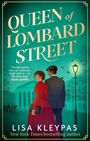 „QUEEN of LOMBARD STREET“ in großen Buchstaben, darunter Personen in historischer Kleidung vor einem Gebäude bei Laternenlicht.
