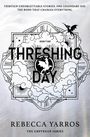 „THRESHING DAY“ in großen Buchstaben und „REBECCA YARROS“ darunter. Illustration eines Drachen in Wolken.