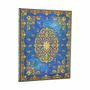 Goldenes, florales Muster auf leuchtendem Blau, reich verzierte Ornamente und Symmetrie.