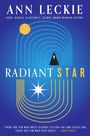 „RADIANT STAR“ von Ann Leckie. Zitat von John Scalzi. Abstrakte, blaue und gelbe geometrische Elemente.