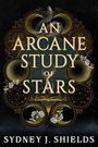 "AN ARCANE STUDY OF STARS" und "SYDNEY J. SHIELDS". Goldene Ornamente, ein geöffneter Buchsymbol, eine Schlange und Sterne.