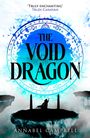 „Truly enchanting“ - TRUDI CANAVAN. „THE VOID DRAGON“ in großen Buchstaben. Illustration: Person auf schwebender Insel.