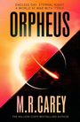 "ENDLESS DAY. ETERNAL NIGHT. A WORLD AT WAR WITH ITSELF. ORPHEUS. M.R. CAREY." Ein Planet mit hellem und dunklem Bereich.