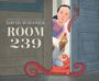 „Room 239“ von David Wiesner. Eine Illustration zeigt ein Mädchen, eine Henne und Tentakel hinter einer Tür.