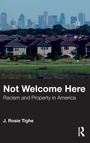 "Not Welcome Here: Racism and Property in America" von J. Rosie Tighe. Vordergrund Häuser, Hintergrund Stadtsilhouette.