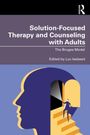 "Solution-Focused Therapy and Counseling with Adults", Illustration: Kopf mit Treppen und Figur, Routledge-Logo oben rechts.