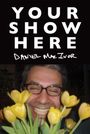"YOUR SHOW HERE" und "DANIEL MACIVOR" in Weiß. Ein lachender Mann mit Brille hält gelbe Tulpen.