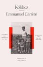 „Kolkhoz“ von Emmanuel Carrère. Schwarz-weiß Foto: Frau mit Kindern in Landschaft, rote Akzente um das Bild.