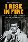 Titel: "I Rise in Fire". Autor: Arun Kundnani. Foto eines Mannes mit Brille und Mütze, umgeben von Mikrofonen.