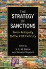 "The Strategy of Sanctions: From Antiquity to the 21st Century" von S. C. M. Paine und Anand Toprani, vor einem Supermarktregal.