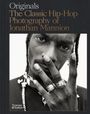 "Originals: The Classic Hip-Hop Photography of Jonathan Mannion." Nahaufnahme eines Mannes mit Ringen, Hand vor dem Gesicht.