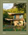 "New Natural Living", "Michaelis Boyd Architects", "Dominic Bradbury". Modernes Haus in waldreicher Umgebung.