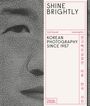 "SHINE BRIGHTLY", "KOREAN PHOTOGRAPHY SINCE 1957". Punktmuster verdeckt teilweise ein Gesicht. Links zwei Autorennamen.