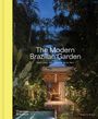 "The Modern Brazilian Garden. Redefining the Legacy of Burle Marx, Roberto Silva." Dschungelartiger Garten mit Esstisch.