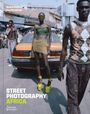 „Nadine Barth, Azu Nwagbogu: Street Photography Africa“. Menschen in modischer Kleidung stehen auf einer belebten Straße.