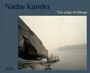 "Nadav Kander", "The edge of things". Menschen stehen auf einem Felsen am Flussufer, im Hintergrund ist Rauch zu sehen.